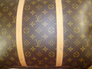 No padlock, although these can be purchased easily from Louis Vuitton 