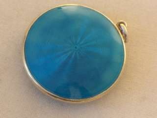 AN ANTIQUE HALLMARKED STERLING SILVER LADIES COMPACT DECORATED WITH A 
