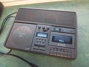 EIKI COMPACT DISC PLAYER & CASSETTE TAPE RECORDER MODEL 7070  