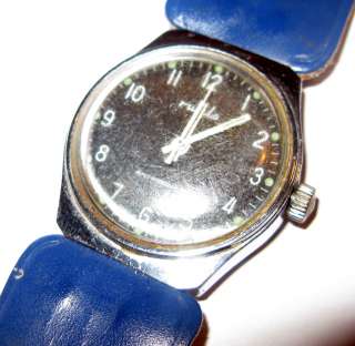 Alte defekte Armbanduhr. Nach dem Aufziehen geht die Uhr nicht. Eine 